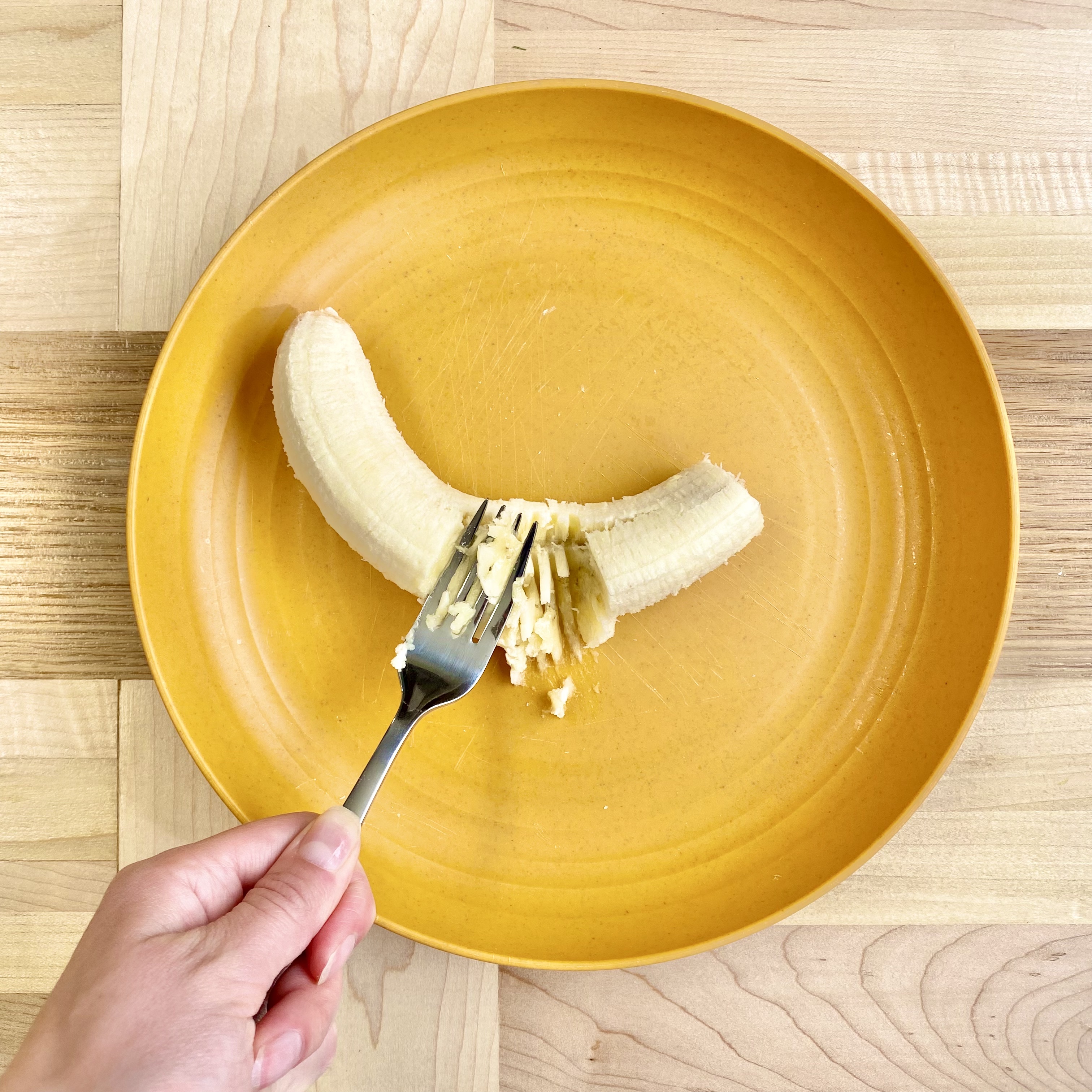 Cutting banana bars with a knife